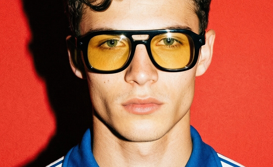 Homme portant les lunettes de vue aviateur PAWA Vegeta écaille chez The House of Eyewear Paris
