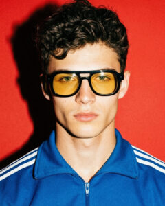 Homme portant les lunettes de vue aviateur PAWA Vegeta écaille chez The House of Eyewear Paris