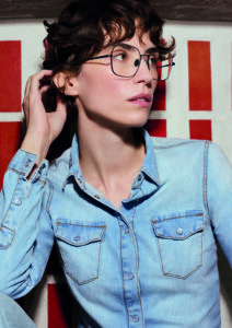 Lunettes Götti portées dans un univers épuré, symbole de lunettes de créateur suisses haut de gamme