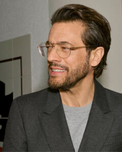 Lunettes Götti portées dans un univers épuré, symbole de lunettes de créateur suisses haut de gamme