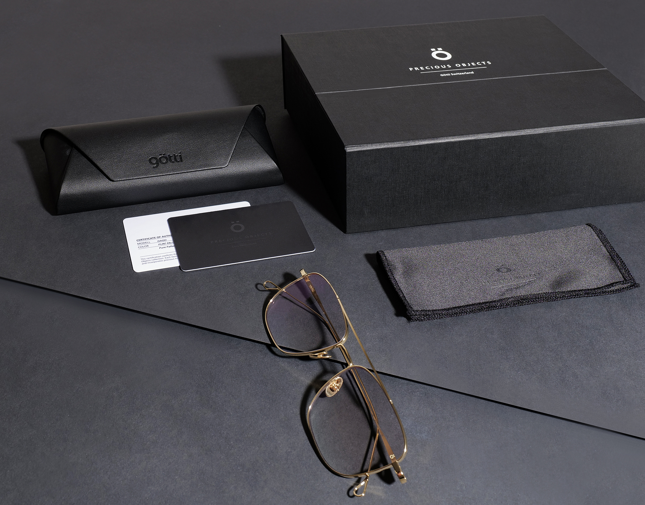 Packaging lunettes Gotti Precious Objects Paris coffret noir étui certificat et tournevis
