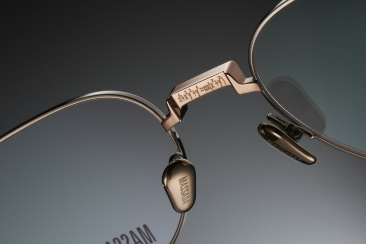 Finition artisanale et gravure de la collection Quadratic Massada Eyewear disponible chez The House of Eyewear Paris