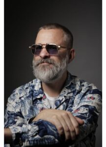 Homme portant la monture aviateur Hyperion White Circle by Massada en titane japonais chez The House of Eyewear Paris