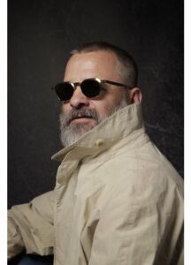 Homme portant la monture géométrique Kronos White Circle by Massada en titane japonais chez The House of Eyewear Paris