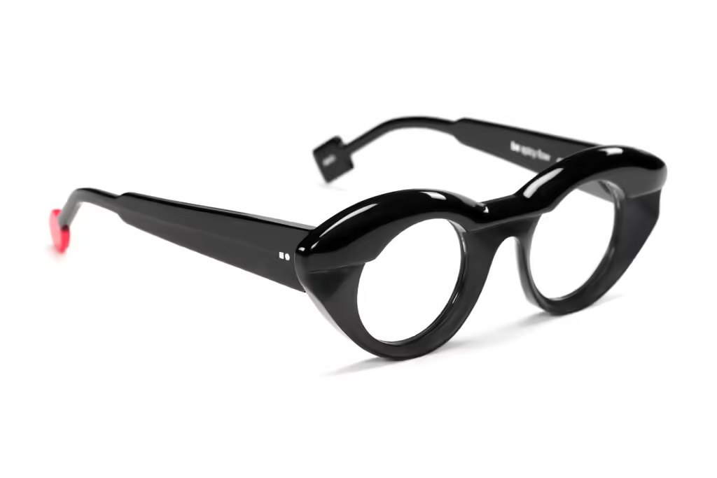 Sabine Be BE SPICY FLOW black butterfly glasses with thick rims and a wavy upper edge, three-quarter view