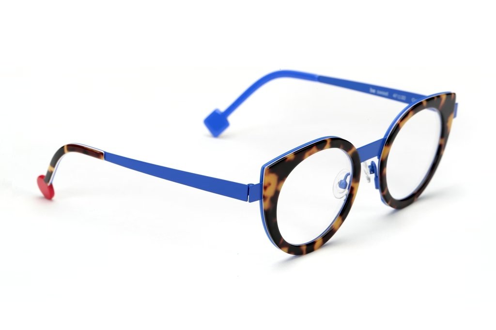 Side view of the Sabine Be BE SWEET glasses, with slim royal blue temples, a tortoiseshell-patterned front, and red temple tips.